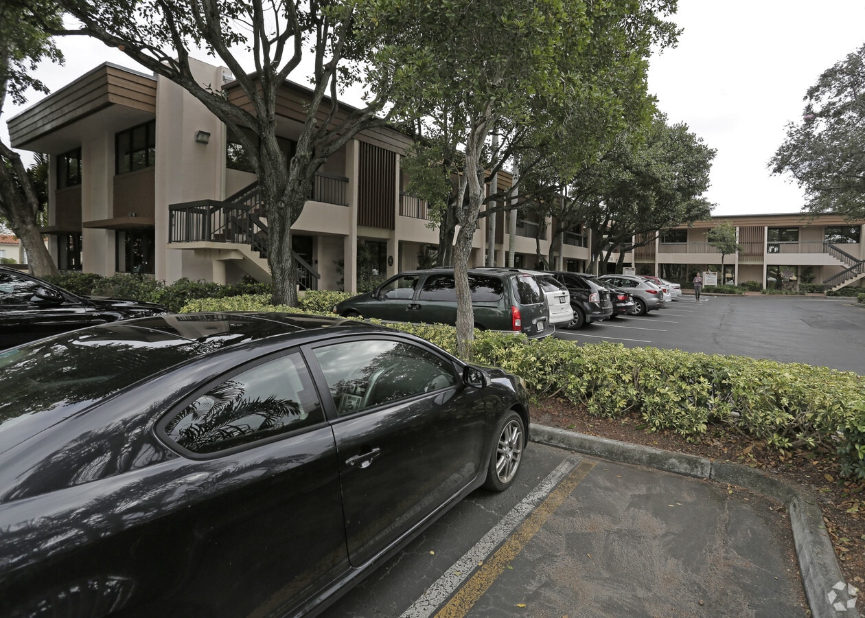 1031 Ives Dairy Rd, Miami, FL, 33179 Property For Lease on