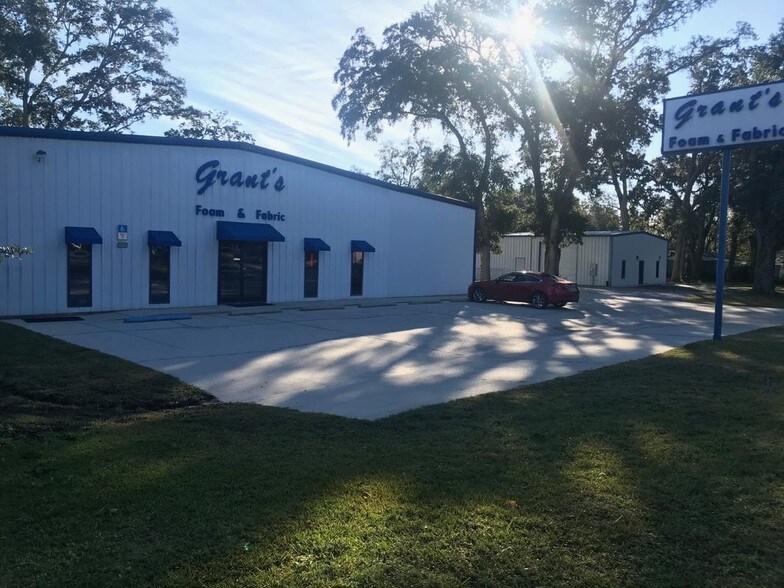 3320 W St Pensacola Fl 32505 Warehouse Property For On 7 209 Sf Building Offered At 475 000 In Pensacola Fl