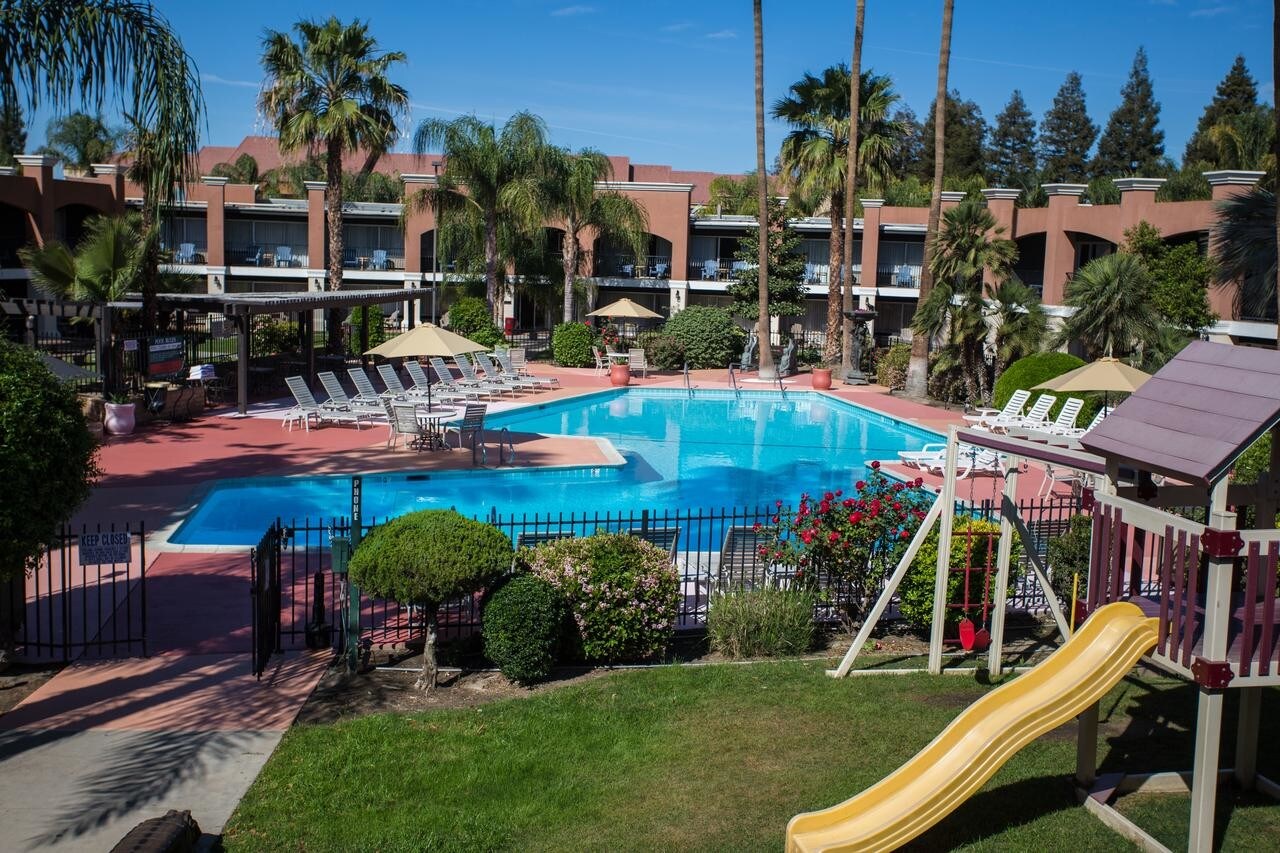 2400 Camino Del Rio Ct Bakersfield Ca 93308 Hotel Property For Pool View