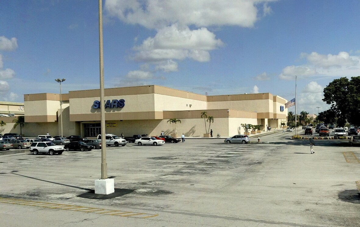 1625 W 49th St, Hialeah, FL, 33012 Department Store Property For