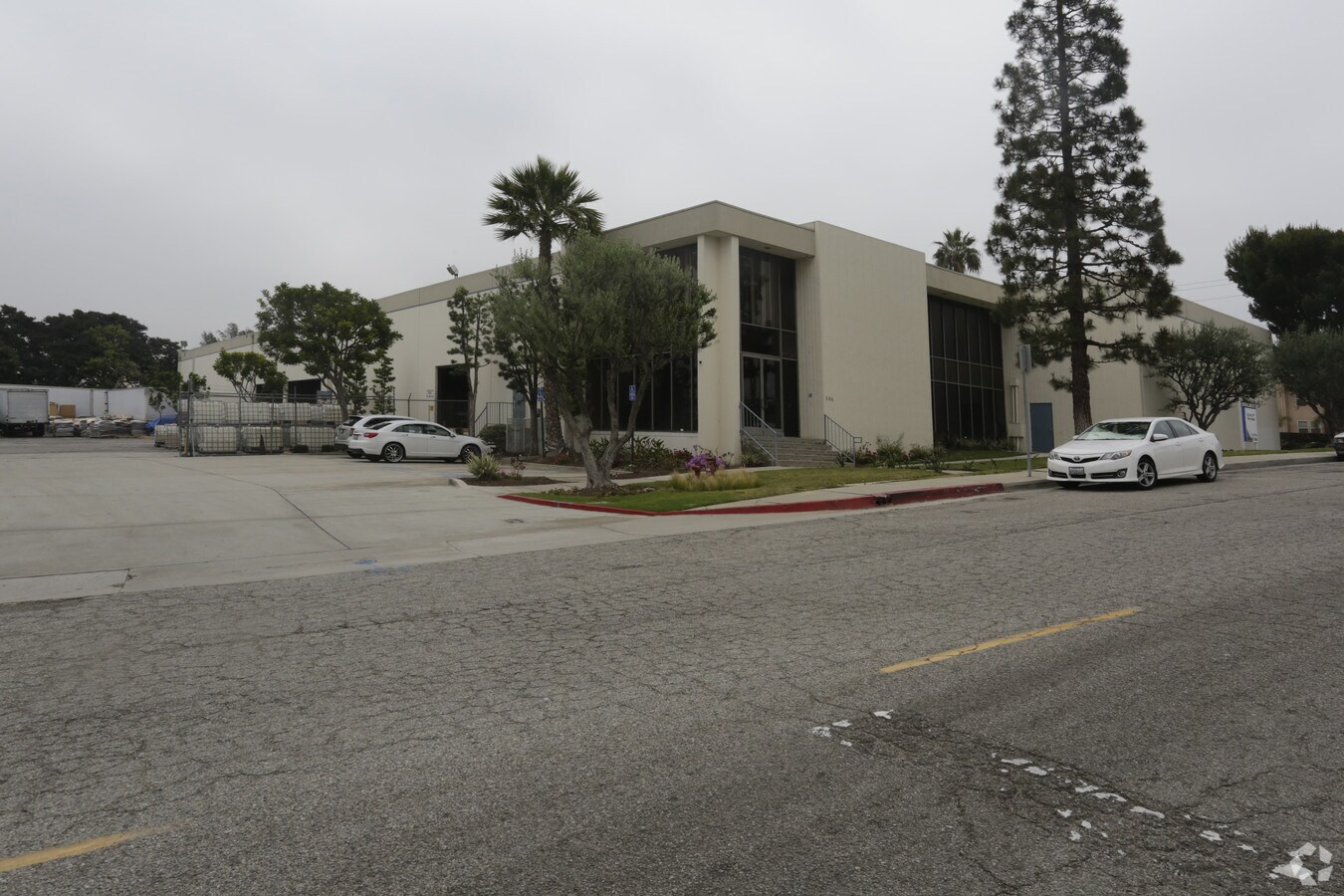 300 N Oak St, Inglewood, CA, 90302 Warehouse Property For Lease on