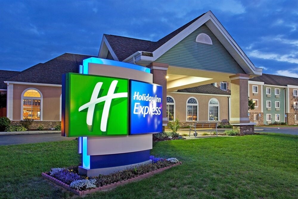 12150 Dixie Hwy Birch Run Mi 48415 Hotel Property For On Holiday Inn Express