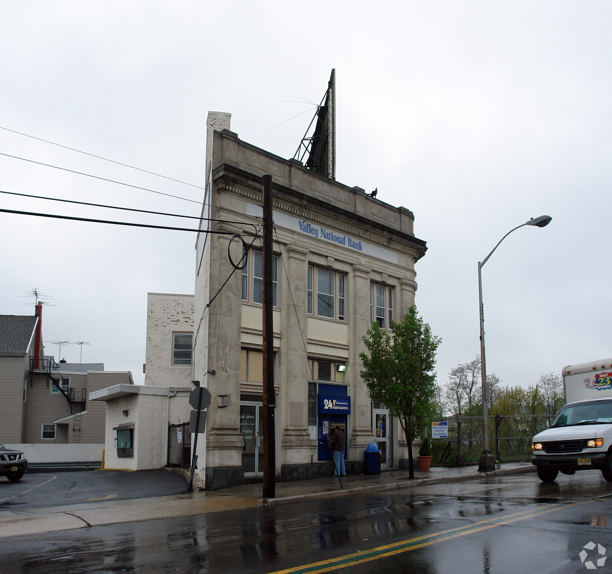 Cbre Inc 710 Franklin E Rodger Blvd Bank East Newark Nj Primary Photo