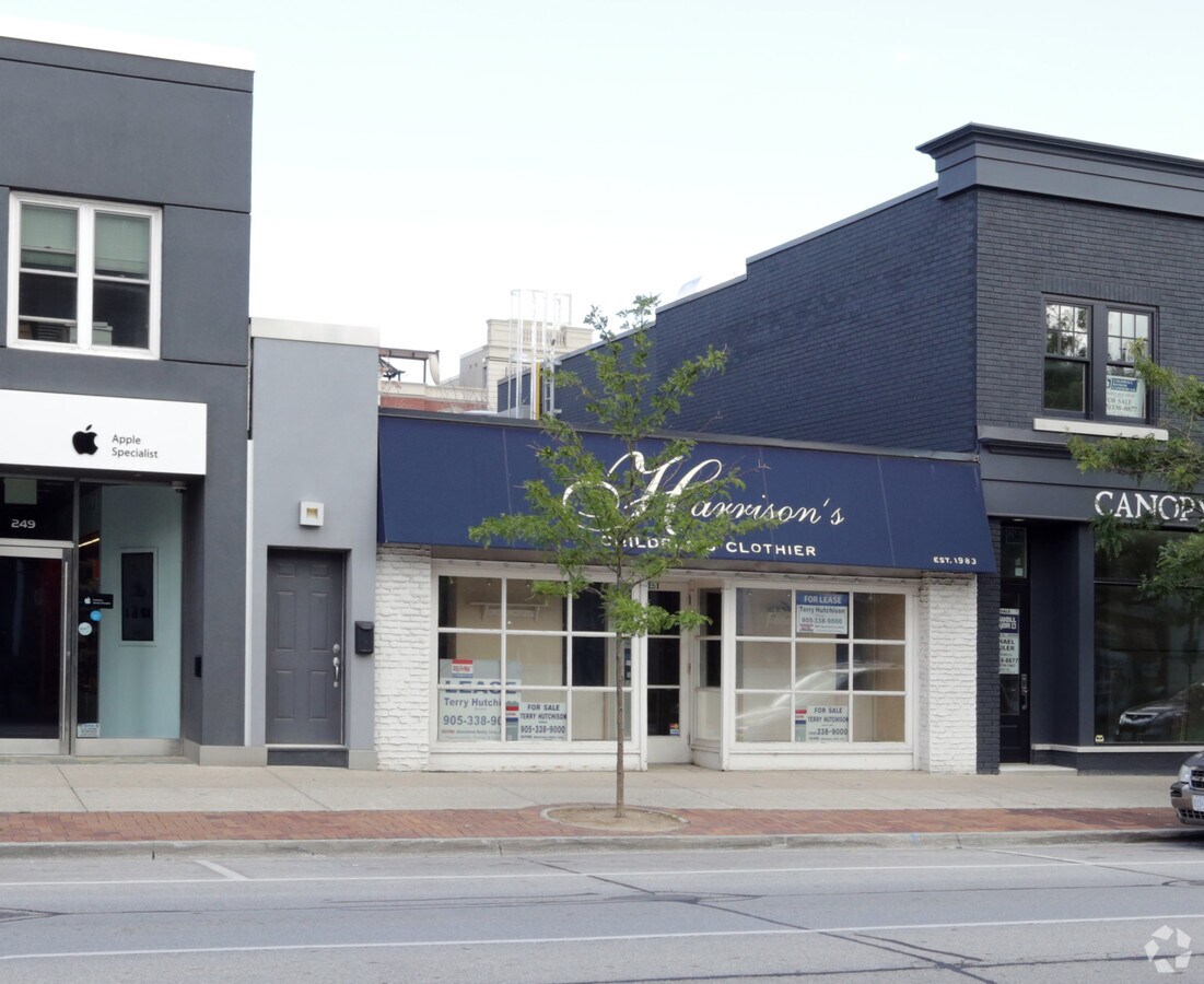 251 Lakeshore Rd E, Oakville, ON, L6J 1H9 Storefront Property For